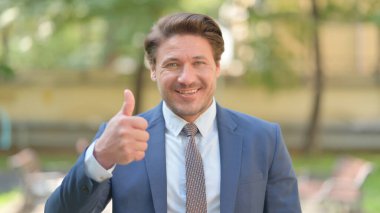 Ofisin dışında Ayakta Duran İşadamı Başparmağını kaldırdı