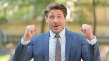 Başarı Kutlaması İçin Ofis Dışında Beklerken Heyecanlı İş Adamı