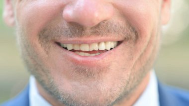 Gülümseyen Orta Çağ Erkek Ağzı 'na yaklaş.