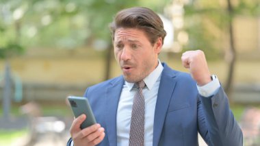 Smartphone 'da Başarı Kutlaması Yapan İşadamı Ofisin dışında Beklerken