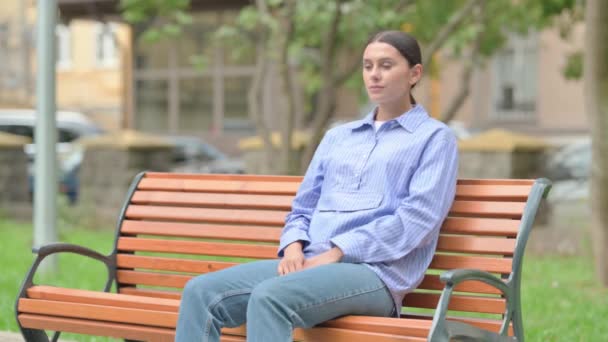 Mujer Hispana Con Dolor Muelas Sentada Aire Libre — Vídeos de Stock