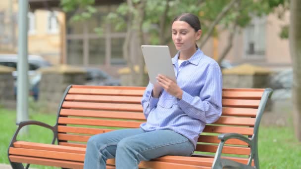 Mujer Hispana Usando Tableta Mientras Está Sentada Aire Libre Banco — Vídeos de Stock