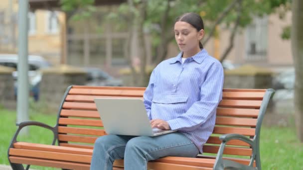 西班牙妇女在室外笔记本电脑上工作时患偏头痛 — 图库视频影像