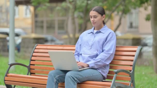 Spansktalande Kvinna Med Tandvärk Arbeta Laptop Utomhus — Stockvideo