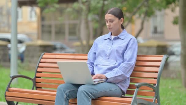 Tense Hispanic Woman Shocked Loss Laptop Outdoor — Stock Video