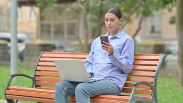 在笔记本电脑和智能手机上工作的西班牙裔妇女 — 图库视频影像