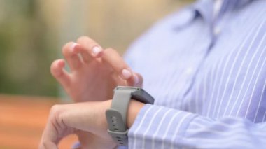Akıllı Saat 'i kullanan İspanyol Kadın' ın yakın çekimi.