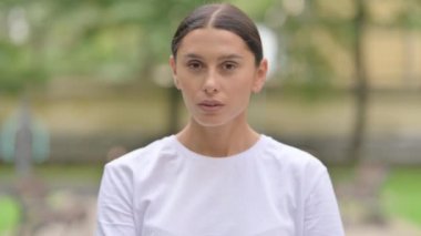 Açık havada Dururken İnkâr Eden İspanyol Kadın