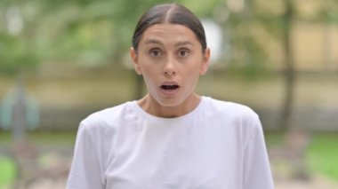 Şok olmuş İspanyol Kadın Dışarıda Duruyor