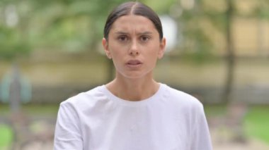 Kızgın İspanyol Kadın, dışarıda dururken tartışıyor ve kavga ediyor.