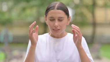 Migreni olan İspanyol Kadın Dışarıda Duruyor