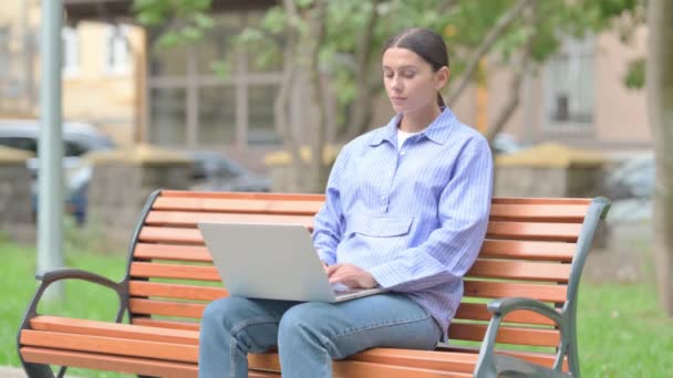 Hispanic Kvinna Tittar Kameran Medan Arbetar Laptop Utomhus — Stockvideo