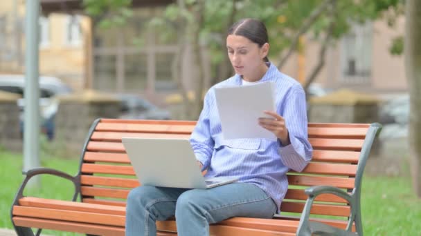 Латиноамериканка Расстраивается Читая Контракт Пользуясь Ноутбуком Открытом Воздухе — стоковое видео