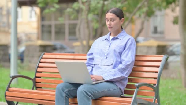 Kciuki Dół Przez Latynoski Kobieta Pracuje Laptopie Odkryty — Wideo stockowe