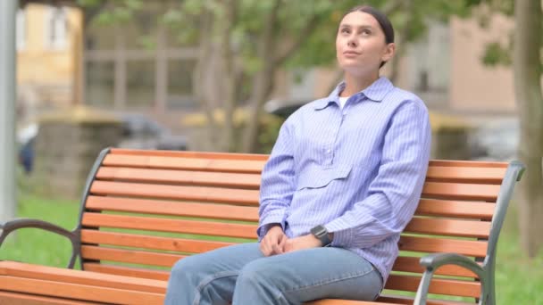 Esperando Mulher Hispânica Verificando Tempo Relógio Enquanto Sentado Livre — Vídeo de Stock