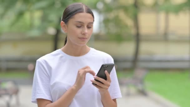 站在户外用智能手机的西班牙裔女人 — 图库视频影像