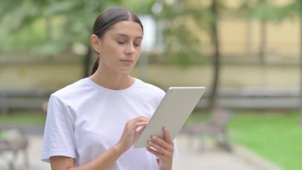 西班牙妇女站在户外时使用平板电脑 — 图库视频影像