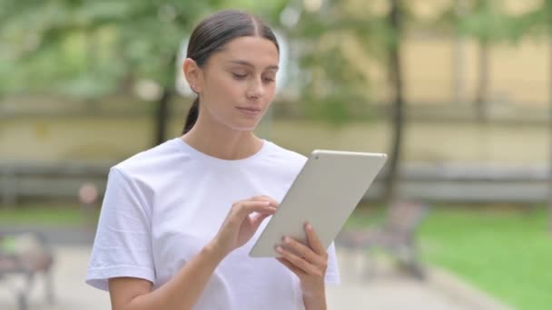 Hispanic Kvinde Forstyrret Tab Tablet Mens Stående Udendørs – Stock-video