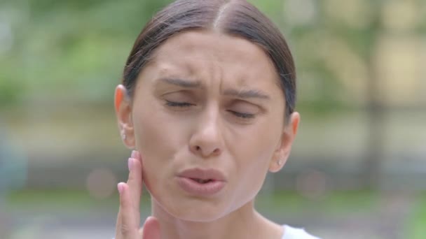 Gros Plan Visage Femme Hispanique Avec Mal Dents Extérieur — Video