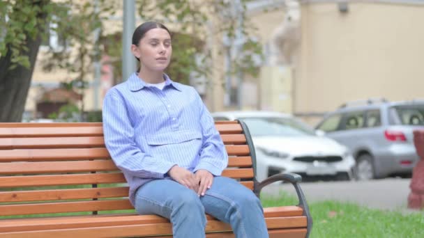 Müde Latino Frau Sitzt Mit Kopfschmerzen Draußen — Stockvideo