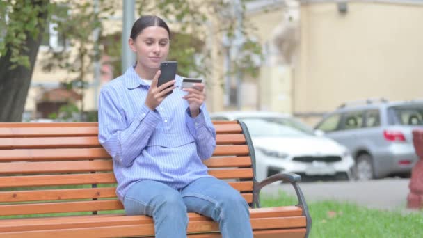 Latynoska Kobieta Robi Zakupy Online Telefon Podczas Siedzenia Świeżym Powietrzu — Wideo stockowe