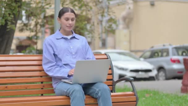 Latin Woman Toothache Working Laptop Outdoor — Stock Video