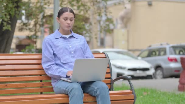 Självsäker Latinsk Kvinna Firar Framgång Laptop Utomhus — Stockvideo