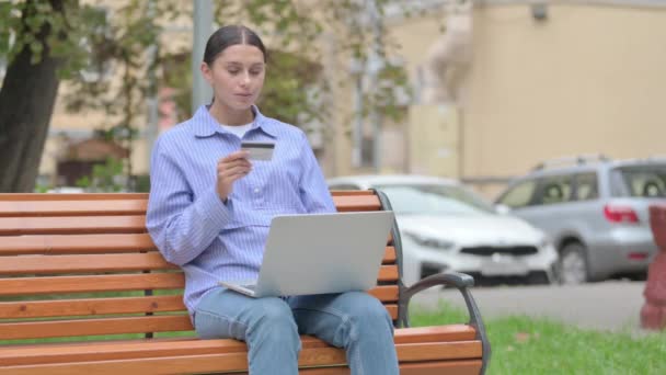 快乐的拉丁女人在户外笔记本电脑网上购物 — 图库视频影像
