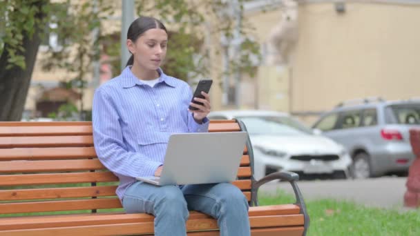Femme Latine Utilisant Ordinateur Portable Smartphone Extérieur — Video