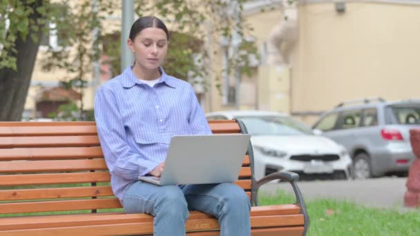 Latin Kvinna Tittar Kameran När Arbetar Laptop Utomhus — Stockvideo