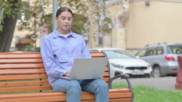 Thumbs Latin Woman Laptop Outdoor — Stock Video