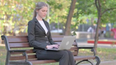 Laptop 'ta İş Kadınından Başparmak İndirme