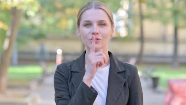 Outdoor Porträt Einer Geschäftsfrau Mit Finger Auf Den Lippen — Stockvideo