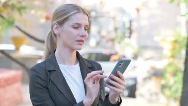 Bizneswoman Przeglądanie Internetu Smartphone Outdoor — Wideo stockowe