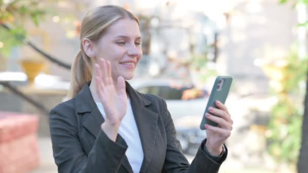 Pengusaha Melakukan Video Chat Pada Telepon Outdoor — Stok Video