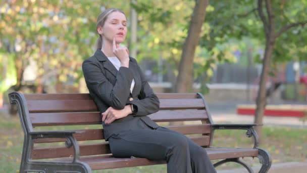 Pensive Businesswoman Siedzi Zewnątrz Ławce — Wideo stockowe