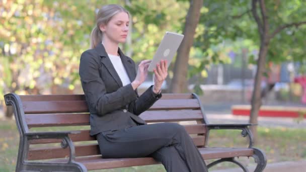 女商人坐在外面的长椅上 正在使用平板电脑 — 图库视频影像