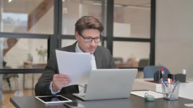 Genç İş kadını Dokümanlar ve Laptop üzerinde çalışıyor