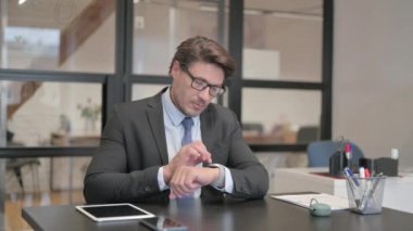 Bekleyen İş Adamı Ofiste Otururken Kol Nöbeti Saati Kontrol Ediyor