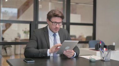 Genç İşkadını Tablet 'te kutlama yaparken Bench' te oturuyor.