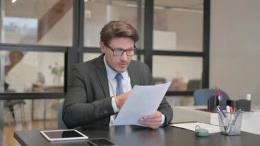 Genç İş Kadını Laptop ve Belgeleri Kullanırken Kutlama Yapıyor