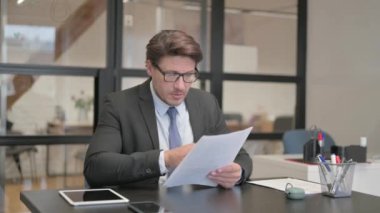 Genç İş Kadını Kontrat Okurken ve Bilgisayarı Açık havada Kullanırken Üzülüyor