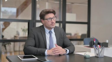 Dalgın işadamı oturma içinde yazıhane