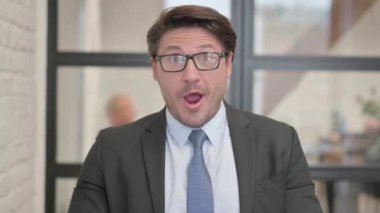 İş kadını portresi Başarı Kutlaması