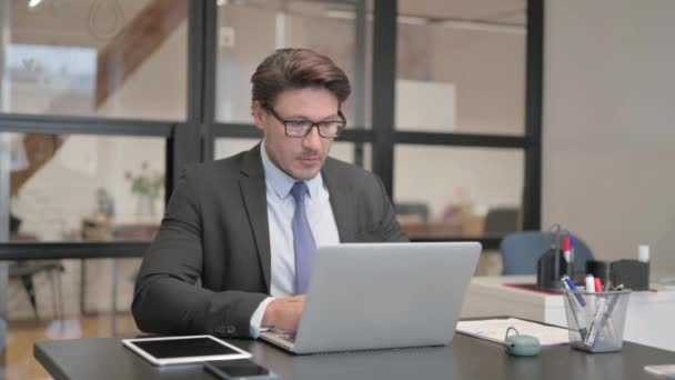 Бизнесмен Работающий Над Ноутбуком Время Работы Офисе — стоковое видео
