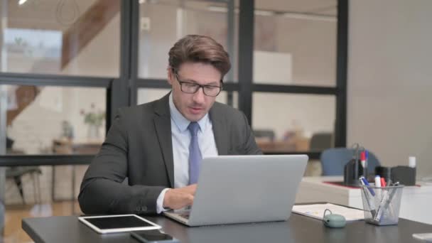 Ekscytowany Biznesmen Świętuje Sukces Laptopie Biurze — Wideo stockowe