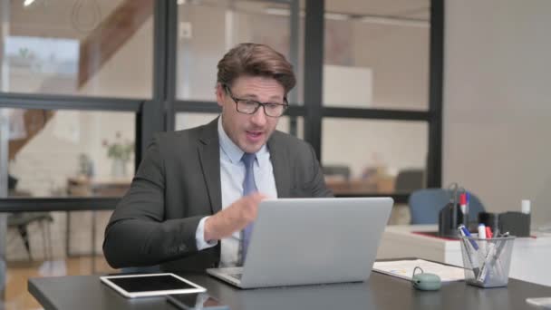 Empresário Conversando Line Laptop Enquanto Sentado Escritório — Vídeo de Stock