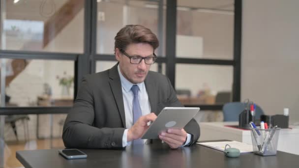 Νεαρή Επιχειρηματίας Χρησιμοποιώντας Tablet Ενώ Κάθεται Στο Bench Ένα Bench — Αρχείο Βίντεο
