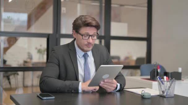 Jovem Empresária Fazendo Video Chat Tablet Enquanto Senta Banco Banco — Vídeo de Stock