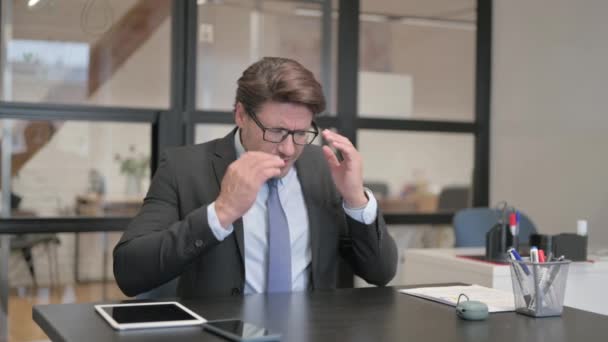 Biznesmen Ból Głowy Podczas Siedzenia Biurze — Wideo stockowe